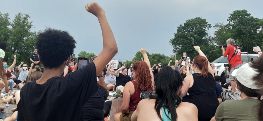 In+a+protest+for+George+Floyd+Wednesday%2C+June+3%2C+a+large+crowd+sat+in+a+moment+of+silence+for+8+minutes+and+46+seconds+to+resemble+the+duration+of+time+former+Minneapolis+police+officer%2C+Derek+Chauvin%2C+knelt+on+Floyds+neck.+