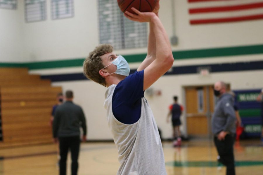 Owen Marsh, Senior, practices free throws during the varsity basketballs team practice. Marsh was one of the players to test positive for Covid-19 during the teams try outs on November 2, tryouts resumed on November 17.