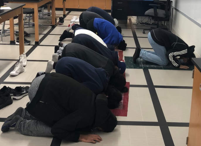 Muslim+Students+Pray+Daily+During+Passing+Period