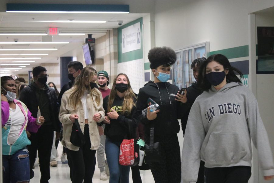 Students+walk+the+halls%2C+fully+masked%2C+in+cooperation+with+the+mask+mandate+that+has+been+in+place+in+RSD+since+the+beginning+of+the+school+year.+A+Board+of+Education+%28BOE%29+meeting+on+Thursday%2C+Dec.+16%2C+2021+decided+that%2C+starting+Tuesday%2C+Jan.+18%2C+RSD+would+implement+a+mask+optional+policy+instead.