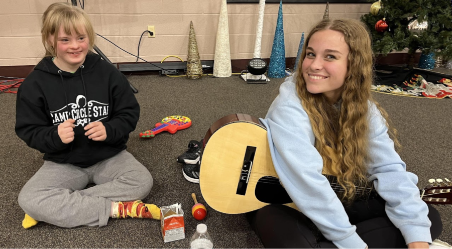 Brigid Keating, junior, entertains Cassidy at the Camp Circle Stars Winter Fun Day held on Thursday, Dec. 29. “I feel like there are more volunteer opportunities during the holidays, but I’ve been wanting to do this for a while,” Keating said.