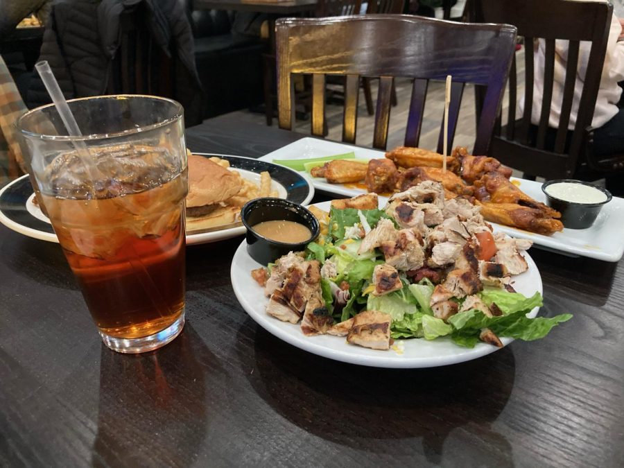 We+ordered+the+Corner+House+Salad+with+chicken+and+the+vinaigrette%2C+buffalo+wings%2C+and+a+sweet+tea.+The+Corner+Pub+%26+Grill+reopened+on+Jan.+26+after+a+burst+pipe+caused+them+to+close+in+December.++