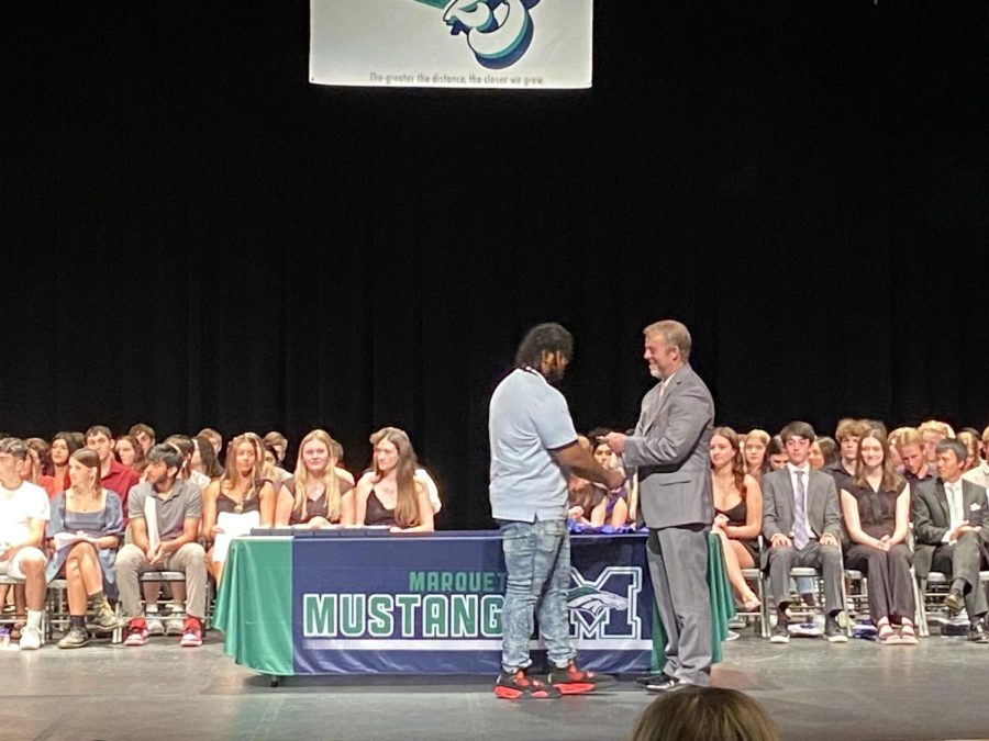 Markeese+Hunt+accepts+his+medal+at+the+Celebration+of+Excellence+that+honors+seniors.+That+night+Hunt+learned+he+is+the+recipient+of+the+Carl+Hudson+Memorial+Scholarship.