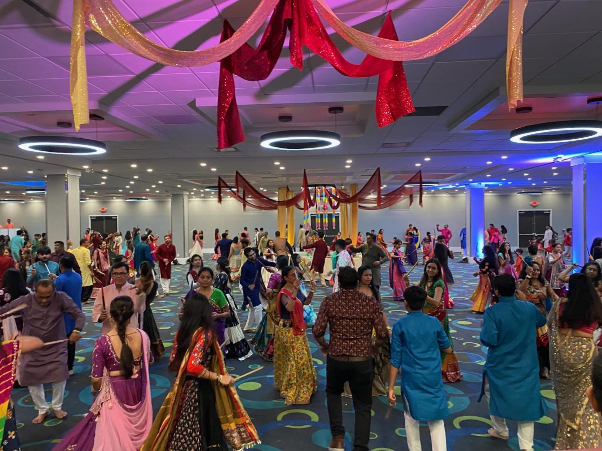 Attendants+perform+Dandiya+on+Saturday%2C+Oct.+14%2C+in+the+Gujarati+Samaj+of+St.+Louis+in+Hazelwood.+Dandiya+is+a+folk+dance+from+Gujarat%2C+India%2C+that+is+performed+during+Navratri.+The+event+in+held+every+October+for+two+to+three+weekends.+