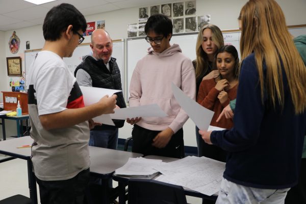 Matt Del Pizzo, social studies teacher, explains an assignment to his AP World History class. Del Pizzo and his
wife, Lisa Del Pizzo, science teacher, are retiring after this school year.