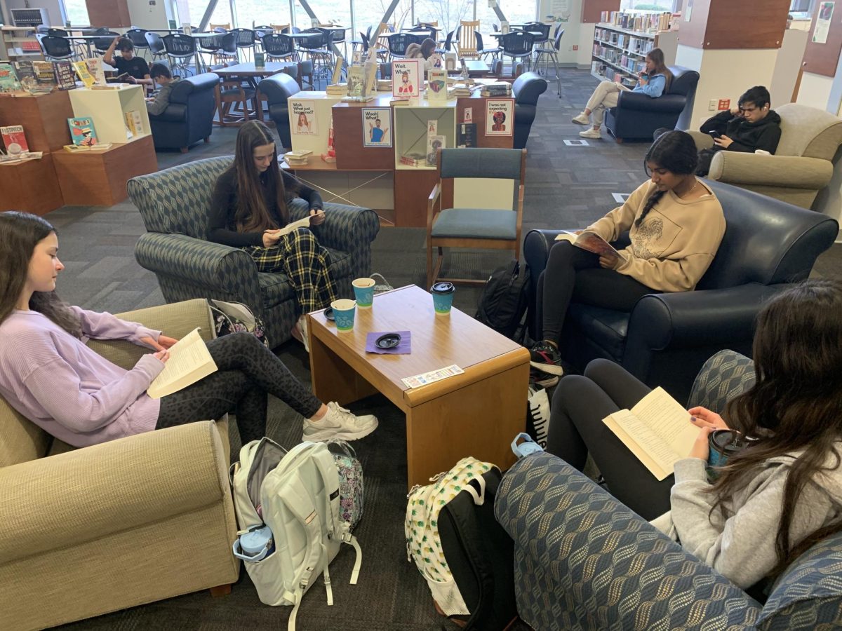 Students+in+Lauren+Willams+9th+Accelerated+Language+Arts+class+read+in+the+Library.+To+celebrate+Rockwood+Reading+Day%2C+the+Library+invited+over+30+classes+to+read+for+20+minutes+of+their+periods+throughout+the+day.