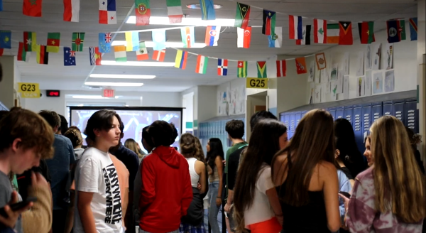 Students gathered in the hallway to celebrate music for the Locura de Marzo and Manie Musicale song competitions.