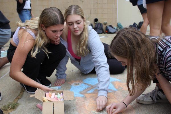 Sophomores Emily Squires, Emma Colombo and Olivia Ellington recreate the painting "Salvator Mundi" by Leonardo Di Vinci from 1500. They picked this painting as they wanted to draw one of Leonardo da Vinci's works.
