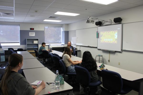 Students share horror book recommendations at the horror book club event in the library during mod 2 of Ac Lab on Wednesday, Oct. 30. The event featured spooky themed crafts, snacks and a book recommendation discussion.