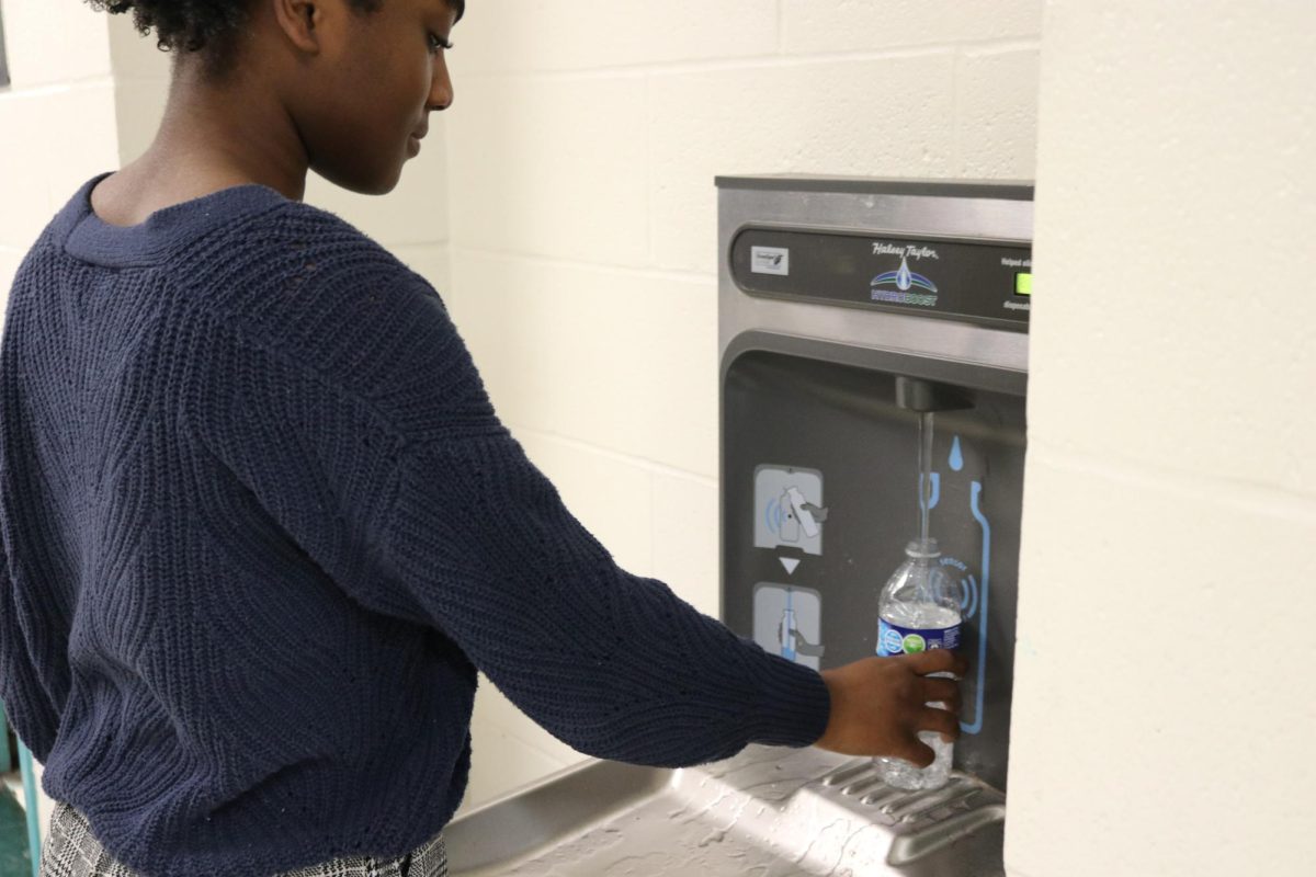 Aaliyah Jackson, junior, fills up her water bottle at a drinking fountain. Water from this fountain and others was tested for lead and found safe for consumption.