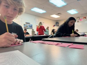 Mario Navarro, sophomore, makes DIY notecards for his French 3 class’s travel unit with Alexa Pippin, French teacher. In this class, Pippin encourages students like Navarro to utilize AI like ChatGPT to practice writing and conversing in French. 